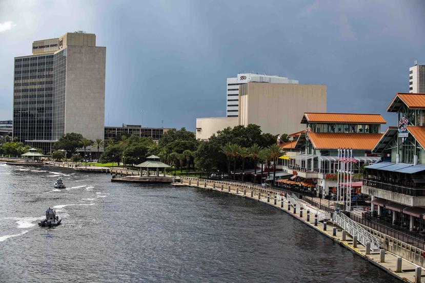 El centro comercial Jacksonville Landing junto al río St. John. (AP)