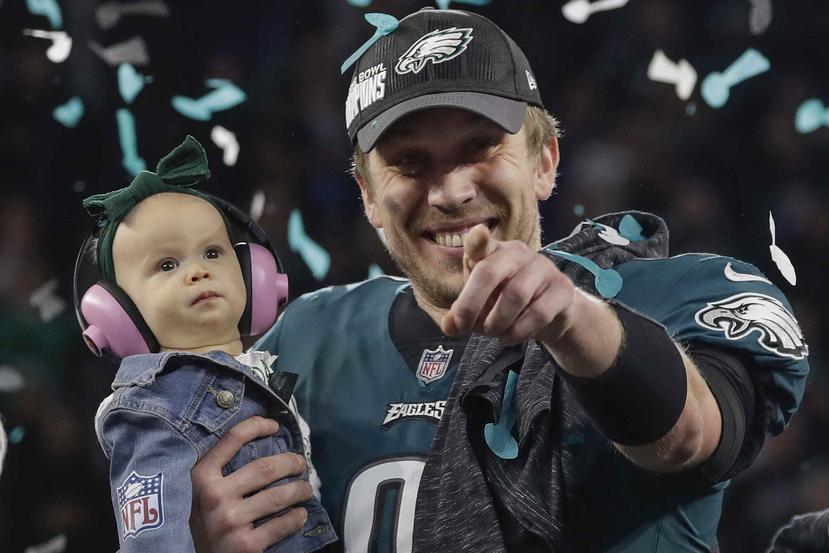 Nick Foles celebra junto con su hija, Lily, luego de darle a los Eagles de Filadelfia su primer campeonato en la era del Super Bowl. (AP / Matt Slocum)