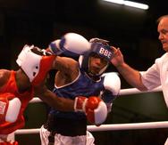 Iván Calderón (azul) durante un combate de los Juegos Panamericanos de 1999.  (Archivo/Xavier Araujo)