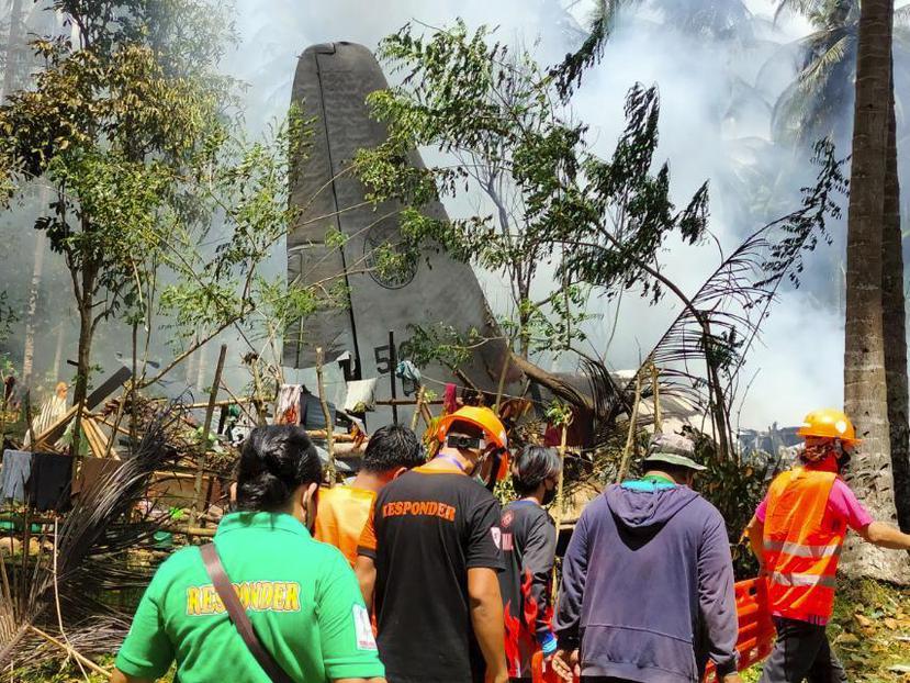 Rescatistas acuden al lugar donde cayó la aeronave del Ejército de Filipinas.