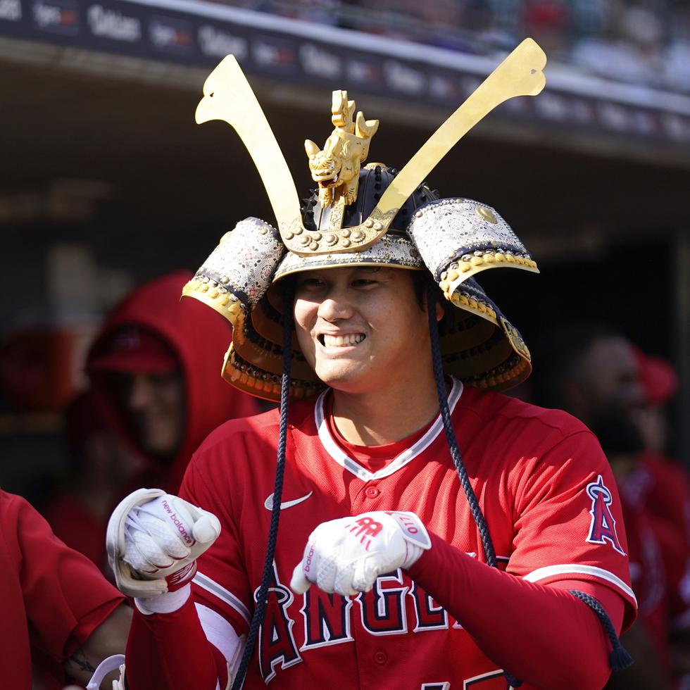 El japonés Shohei Ohtani festeja con un casco de samurai tras conectar un jonrón ante los Tigers de Detroit, el jueves 27 de julio de 2023.