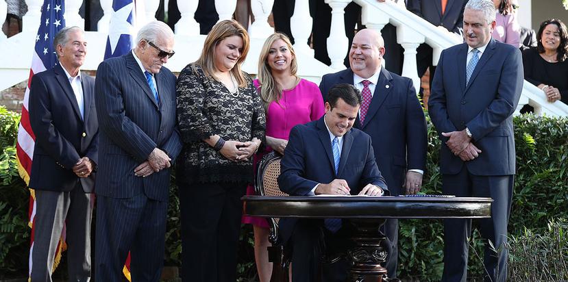 El gobernador Ricardo Rosselló firma el proyecto 51.