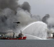 Un barco de emergencias mexicano intenta apagar el incendio provocado en la zona industrial de la bahía de Matanzas, hoy, en Matanzas (Cuba).
