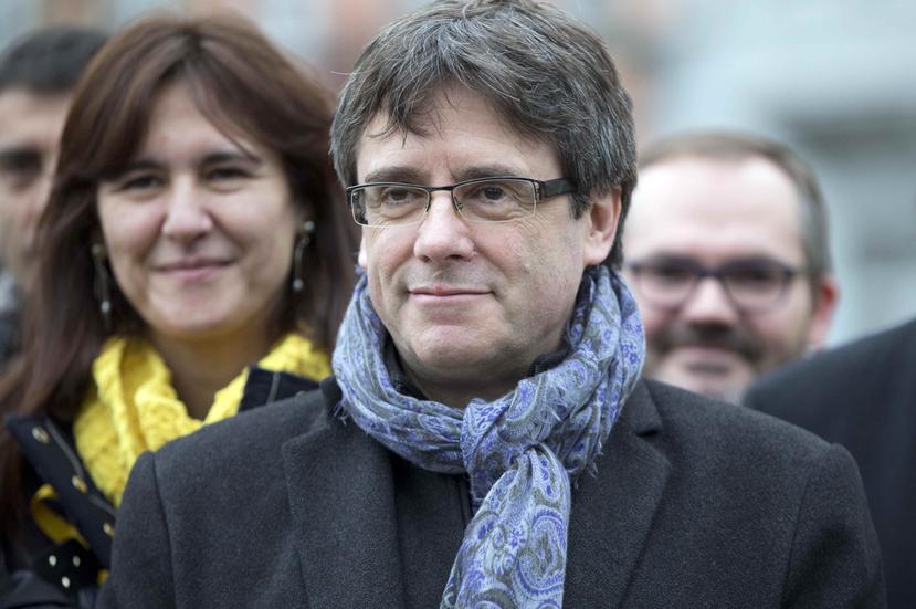 Puigdemont posa junto a legisladores electos de su partido Juntos por Cataluña. (AP)