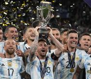 Lionel Messi levanta el trofeo tras vencer a Italia en la Finalissima.