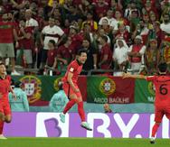 Kim Jin-su (izquierda), Kim Young-gwon (centro) y Hwang In-beom (derecha) celebran el primer gol de Corea del Sur ante Portugal en el partido por el Grupo H del Mundial.