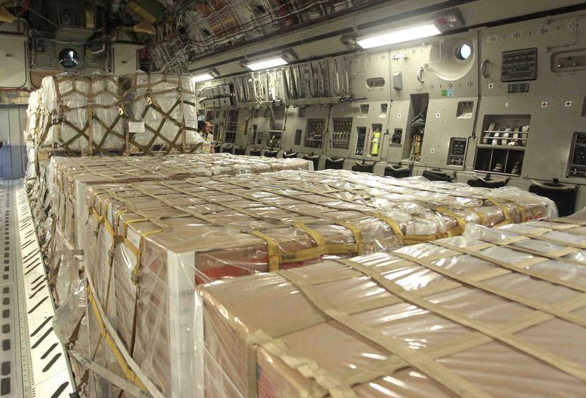 El interior de un avión de carga C-17 cargado con ayuda humanitaria antes de despegar de la Base de Reserva de la Fuerza Aérea de Estados Unidos en Homestead Florida. (AP)