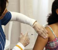 La vacuna contra el VPH aplicada solo en mujeres redujo de forma sustancial las infecciones por el virus, el diagnóstico de verrugas anogenitales y la detección de lesiones precancerosas en el cuello del útero. (Archivo)