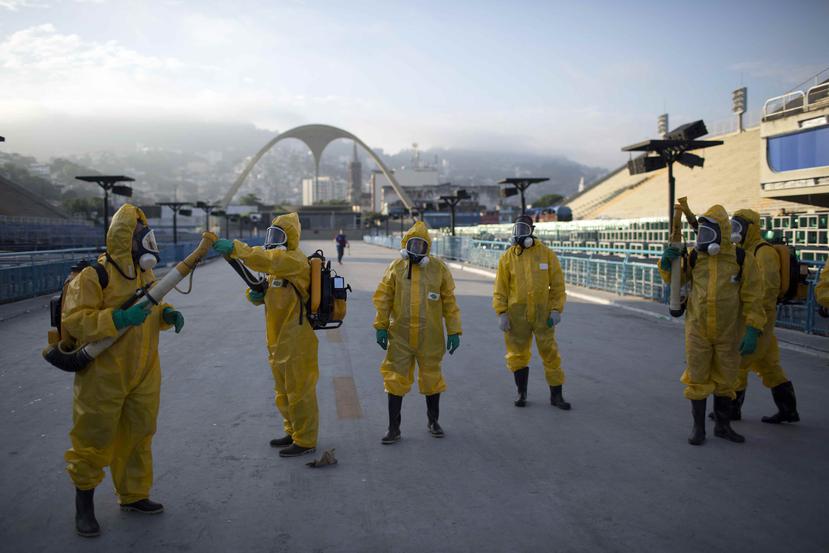 Mientras, en Río de Janeiro las autoridades toman medidas de seguridad para combatir el mosquito Aedes aegypti. (AP Photo/Leo Correa)
