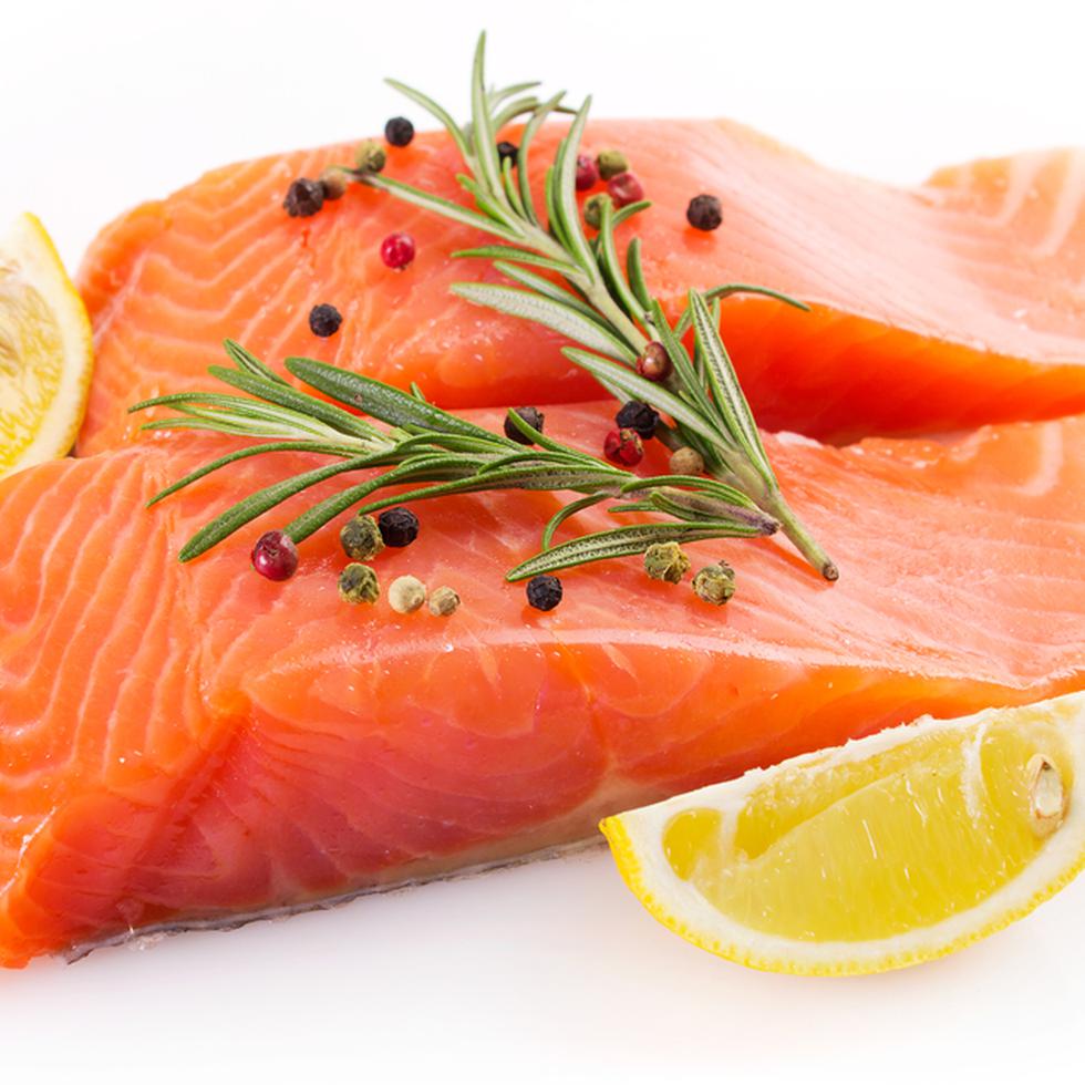 Nutrientes como la vitamina D, que se encuentra entre otros alimentos, en el salmón, son importantes para la buena salud nutricional y mental.