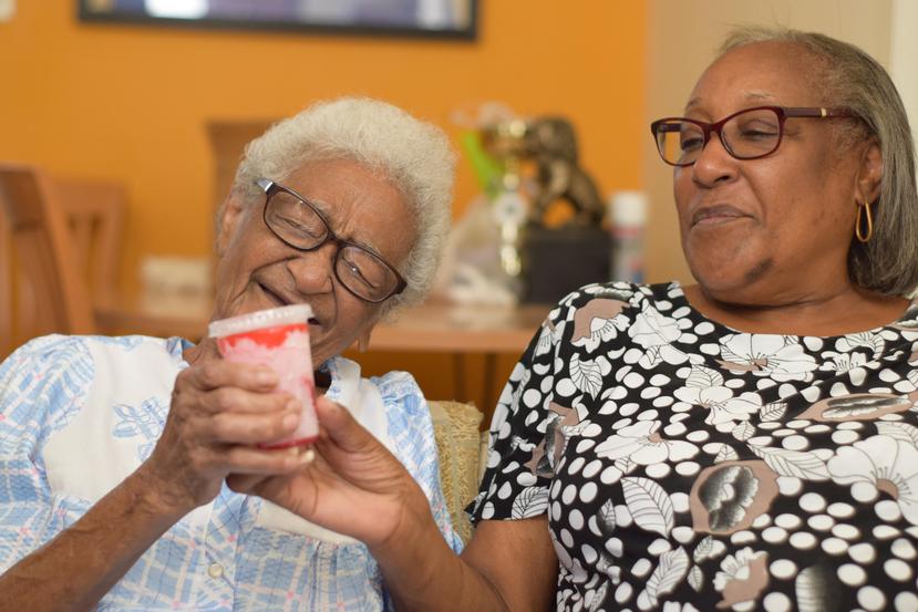 Angelina Huggins, de 93 años y en la foto junto a su hija Victoria, es conocida en la comunidad  por sus  limbers. (Suministrada)