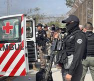 Autoridades mexicanas entregan a dos de los cuatro estadounidenses secuestrados el pasado viernes tras cruzar la frontera en la ciudad fronteriza de Matamoros, en el municipio de Matamoros en el estado de Tamaulipas, México.