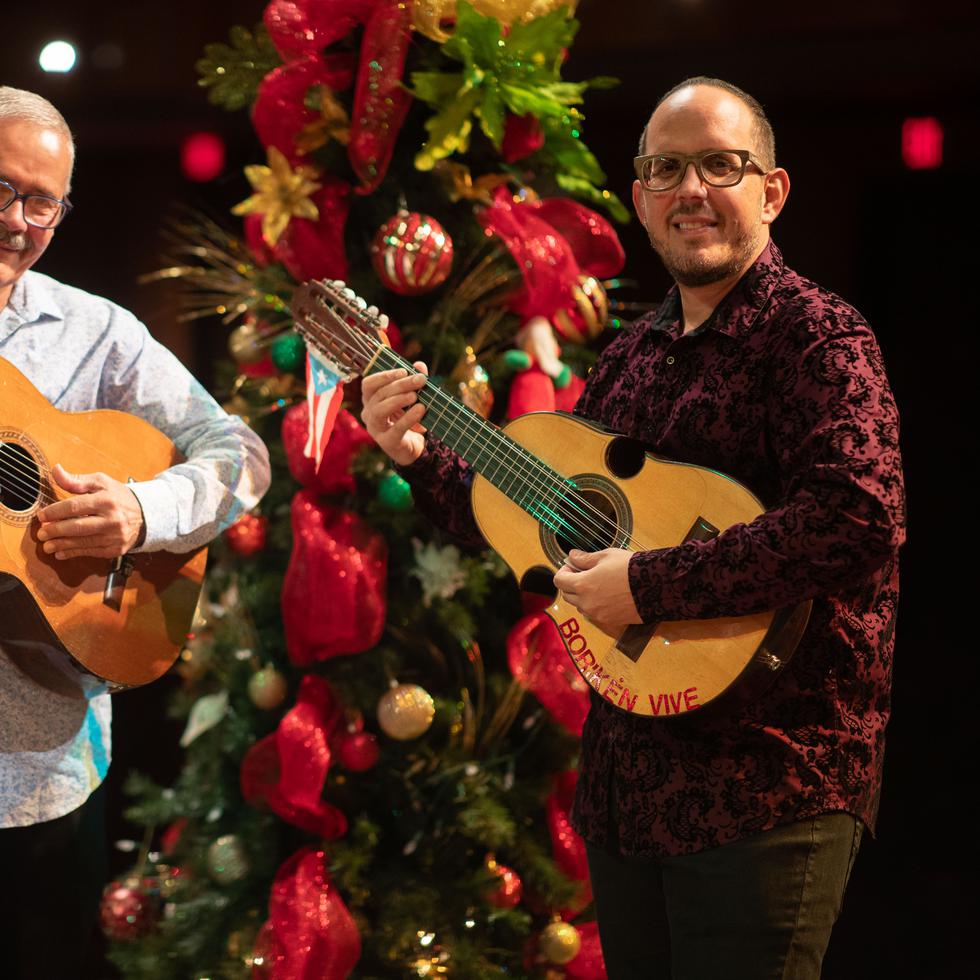 Modesto Nieves, a la izquierda, y su hijo Christian participarán por primera vez del concierto de Navidad de la Orquesta Sinfónica de Puerto Rico.