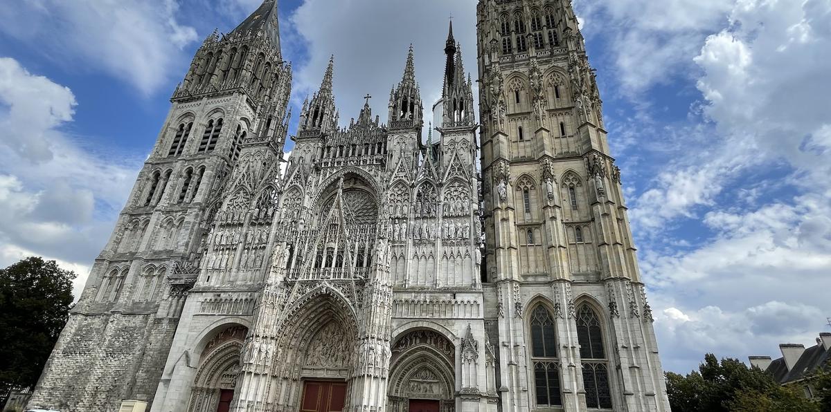 Fachada de su imponente catedral gótica, la Notre Dame de Rouen.
