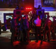 Oficiales se congregan alrededor de un vehículo blindado en el vecindario de Hedingham de Raleigh, donde comenzó el tiroteo múltiple del jueves en el que murieron cinco personas.