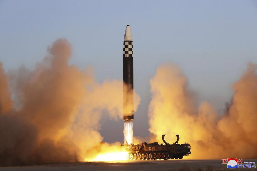 Esta imagen difundida por el gobierno de Corea del Norte muestra lo que asegura se trata de un misil balístico intercontinental durante un lanzamiento de prueba desde el aeropuerto internacional Sunan, el jueves 16 de marzo de 2023, en Pyongyang, Corea del Norte.