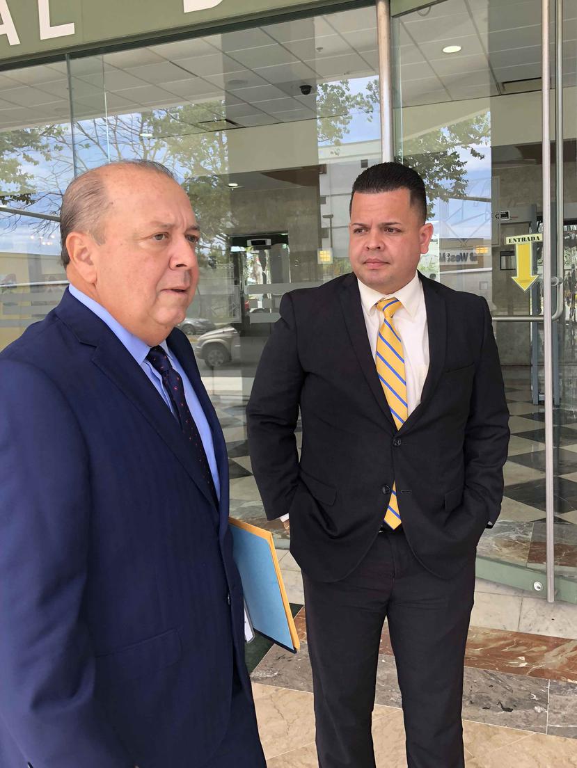 El exsubadministrador de la Autoridad de Acueductos y Alcantarillados (AAA), Yoniel Arroyo Muñiz, junto al abogado Antonio Sagardía a su llegada a la CEE.
