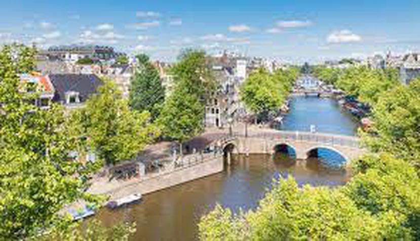Los canales de Ámsterdam cuentan con la calificación de Patrimonios de la Humanidad de la UNESCO y son una visita obligada.