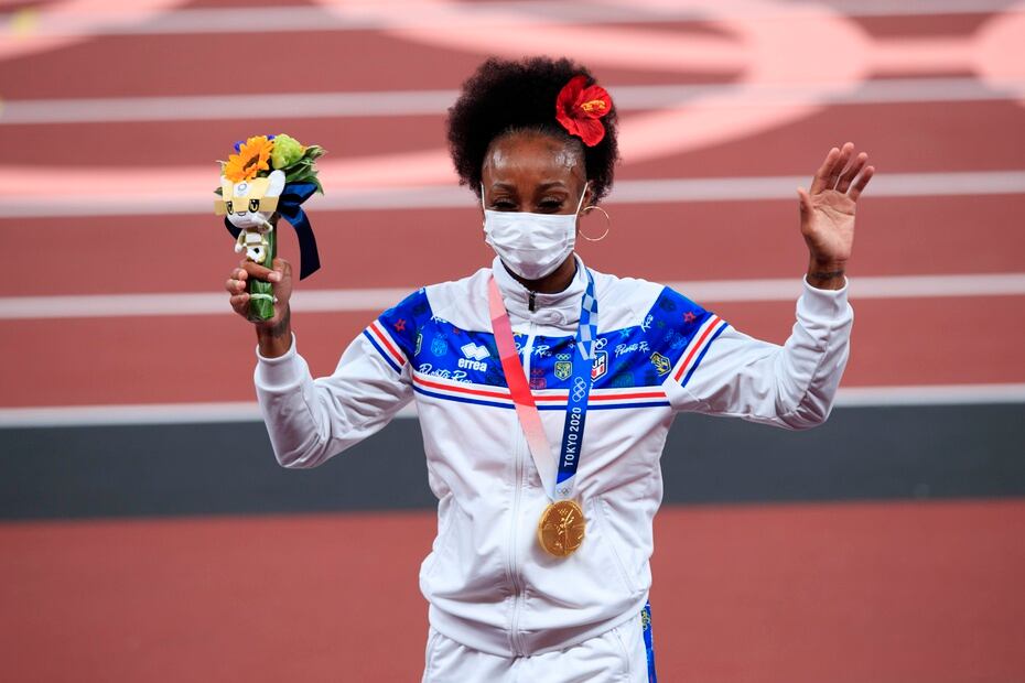 La atleta saluda tras su recibir su medalla.