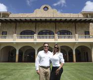 Hacienda Ilusión suele alquilarse para bodas y actividades corporativas. En la foto, Manuel Molina Merle y Lorena Gutiérrez, presidente y  gerente de Ventas, respectivamente.