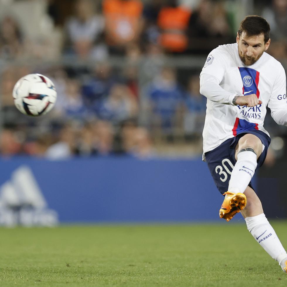 Lionel Messi del Paris Saint-Germain patea el balón en el empate 1-1 ante Estrasburgo en la liga francesa, el sábado 27 de mayo de 2023. (AP Foto/Jean-Francois Badias)