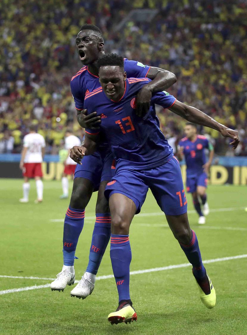 Yerry Mina (13) y su compañero Davinson Sánchez celebran el gol de Colombia. (AP)