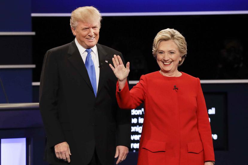 Donald Trump y Hillary Clinton saludan al llegar al salón donde se celebró el primer debate presidencial. (AP)