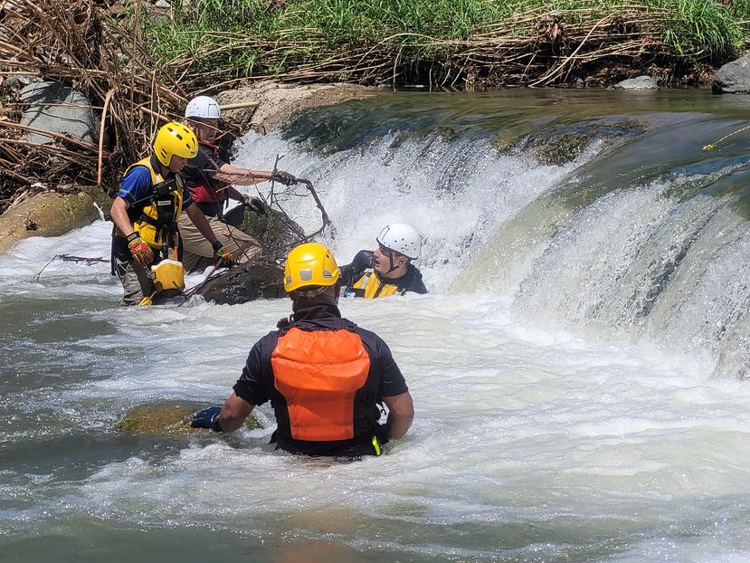 El coordinador de búsqueda y rescate NMEAD, Ángel "Tito".Vázquez, indicó que en el río hay charcos de entre 15 y 20 pies de profundidad.