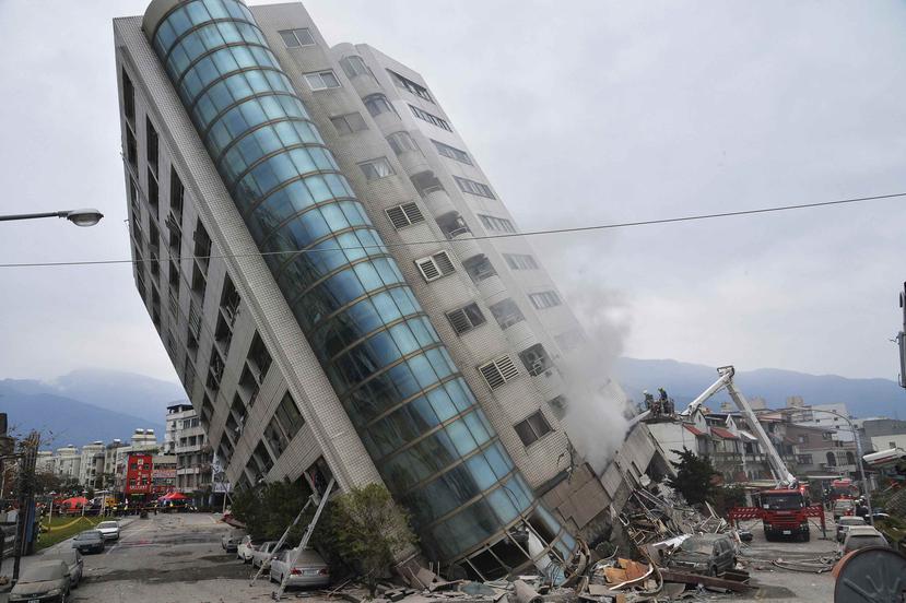 Un edificio residencial, inclinado sobre uno de sus costados tras el colapso de su primera planta luego de un letal terremoto en Hualien, en el sur de Taiwán. (AP)