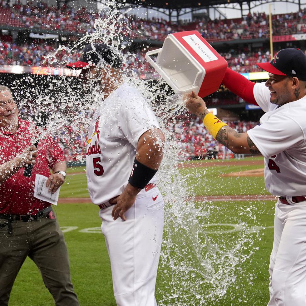 Yadier Molina -a la derecha- le da un baño de agua y hielo a Albert Pujols luego de la victoria de los Cardinals de San Luis.