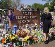 El presidente Joe Biden y la primera dama Jill visitan la escuela Robb Elementary para mostrar sus respetos a las víctimas del tiroteo.