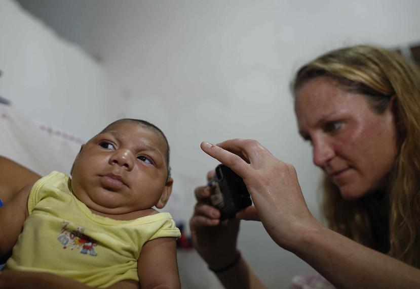 Embarazadas que han padecido zika han parido bebés con microcefalia y otras malformaciones. (AP / Andre Penner)
