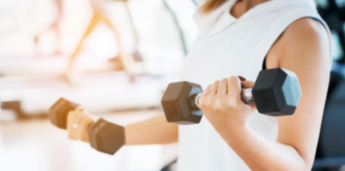 Los ejercicios anabólicos son aquellos que construyen masa muscular, como el entrenamiento con pesas.