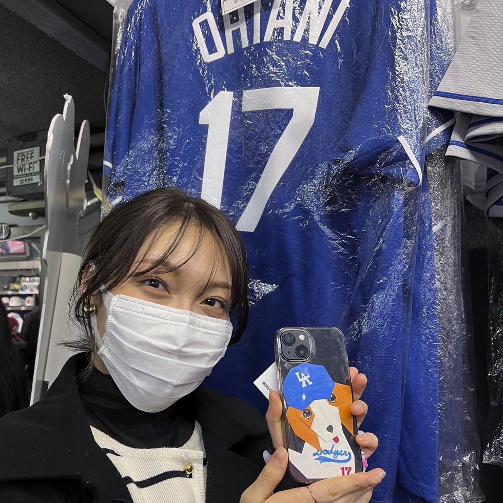 Hina Kishi muestra el diseño inspirado en Shohei Ohtani en su celular en una tienda de deportes llamada Selection en Tokio, Japón.