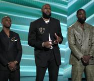 De izquierda a derecha, Chris Paul, LeBron James y Dwyane Wade rinden homenaje a Carmelo Anthony en los premios ESPY.