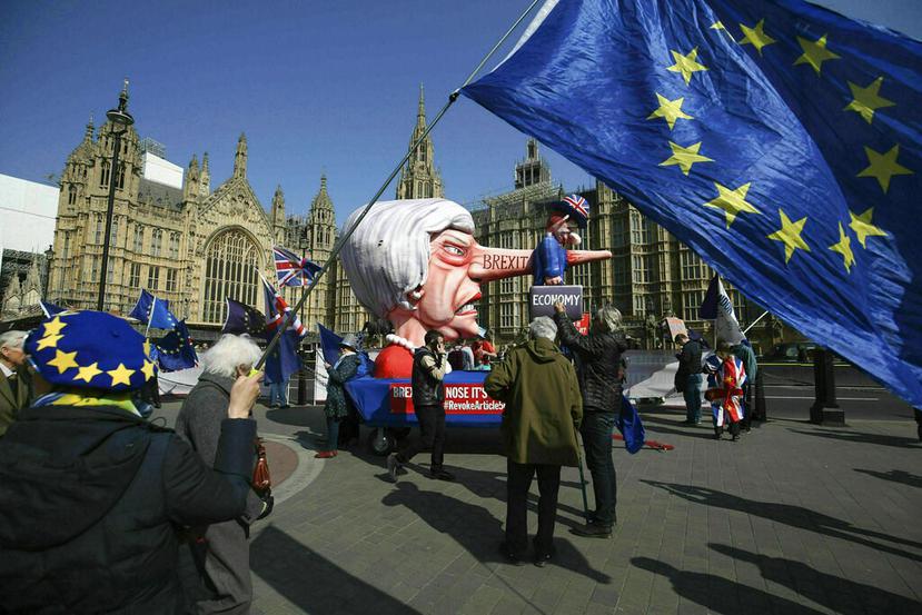 Manifestantes contrarios al Brexit ante el Parlamento de Londres. (AP)