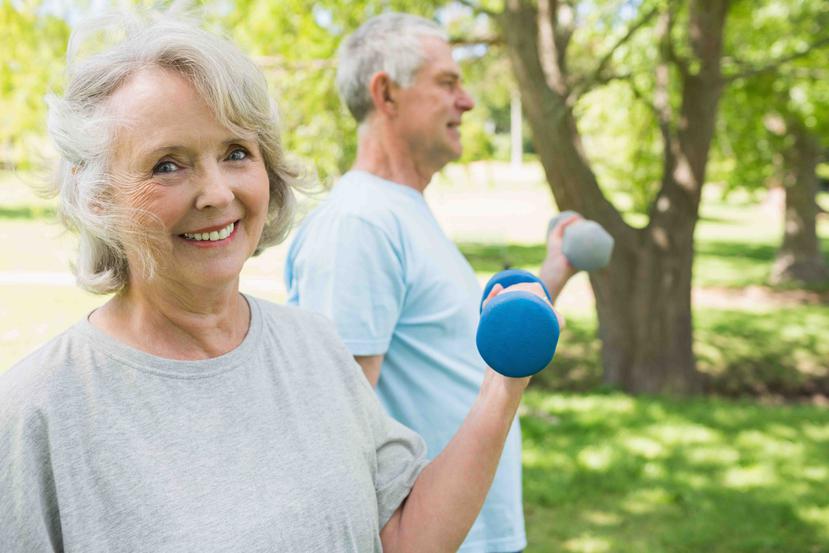 Programas de acondicionamiento físico para personas mayores. Esta tendencia, toma en cuenta a los adultos mayores y la ventaja de ofrecerles programas de ejercicios seguros y apropiados para su edad. (Shutterstock.com)