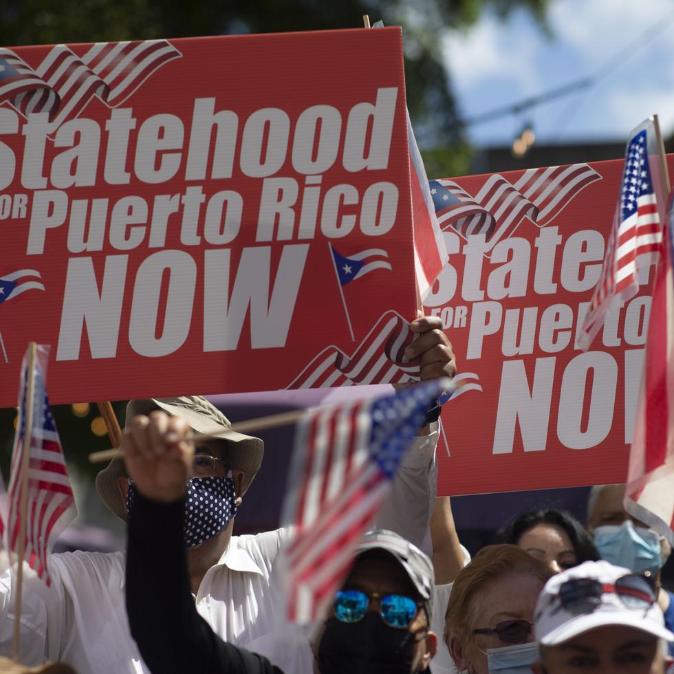 Seguidores del cabildero con carteles pidiendo la estadidad para Puerto Rico.