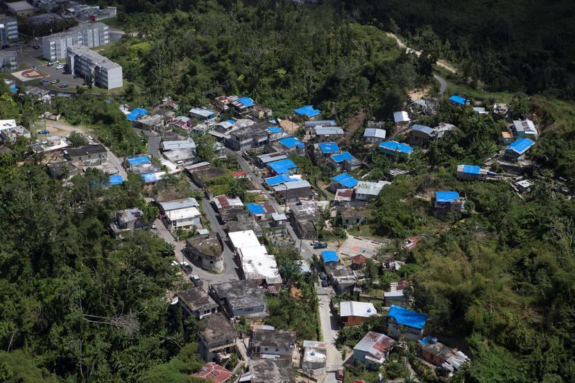 El número de residencias con toldos azules de la Agencia Federal para el Manejo de Emergencias, tras  el paso del huracán María, rondaba los 30,000.