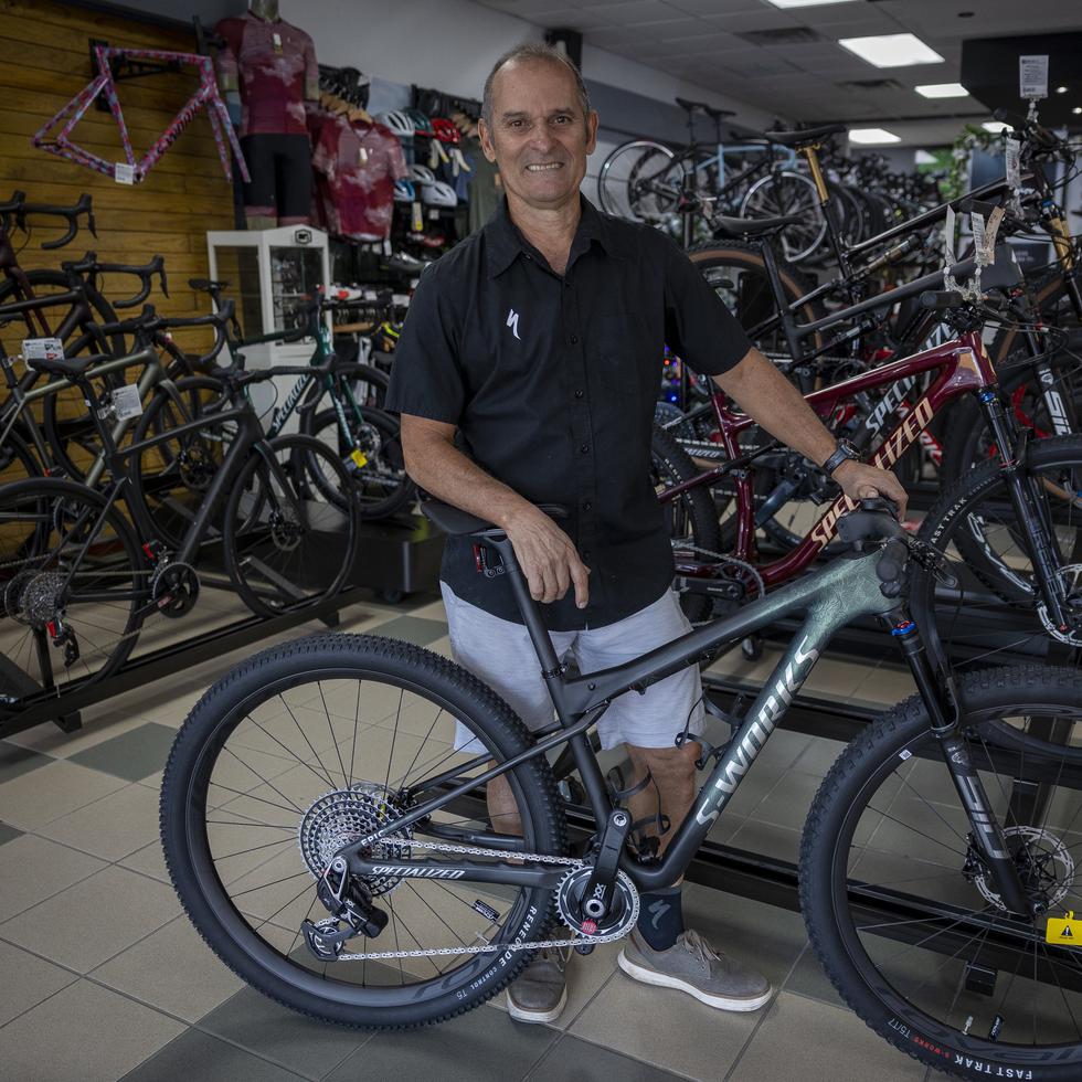 Por más de tres décadas, Bike Stop solo ha vendido productos Specialized en sus tiendas localizadas en San Juan y Caguas, aunque vende accesorios de otras marcas. En la foto, su fundador, el empresario David Torrellas.