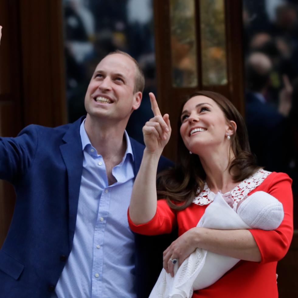 Cerca de la 1:00 p.m. (hora de Puerto Rico), Kate Middleton y el príncipe William salen del hospital St. Mary junto a su tercer hijo. (AP)