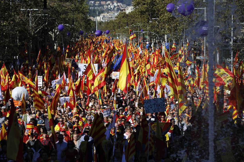 Este domingo los constitucionalistas catalanes hicieron una prueba de fuerzas en las calles de Barcelona, donde se vieron numerosas banderas españolas, pero también catalanas y europeas, y se cantó "viva España" y "viva Cataluña".(The Associated Press)