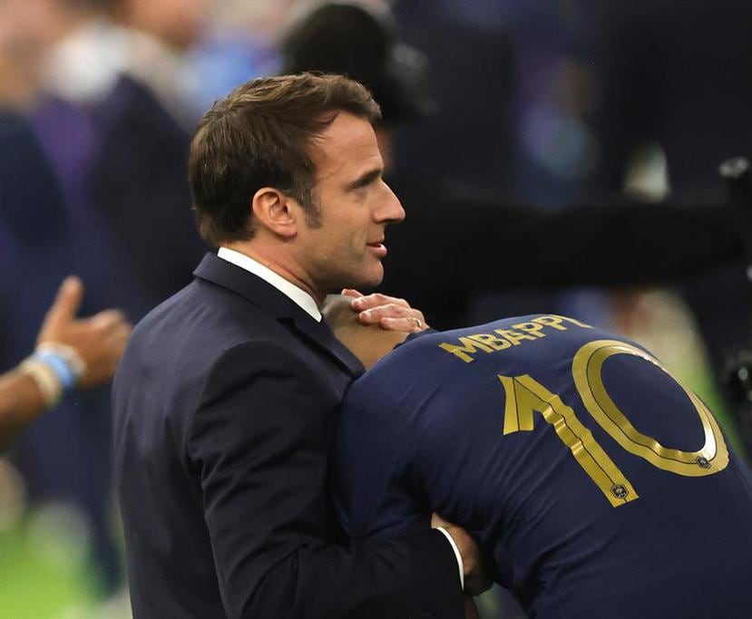 El presidente Emmanuel Macron consuela a Kylian Mbappé durante la final de la Copa Mundial en Catar.