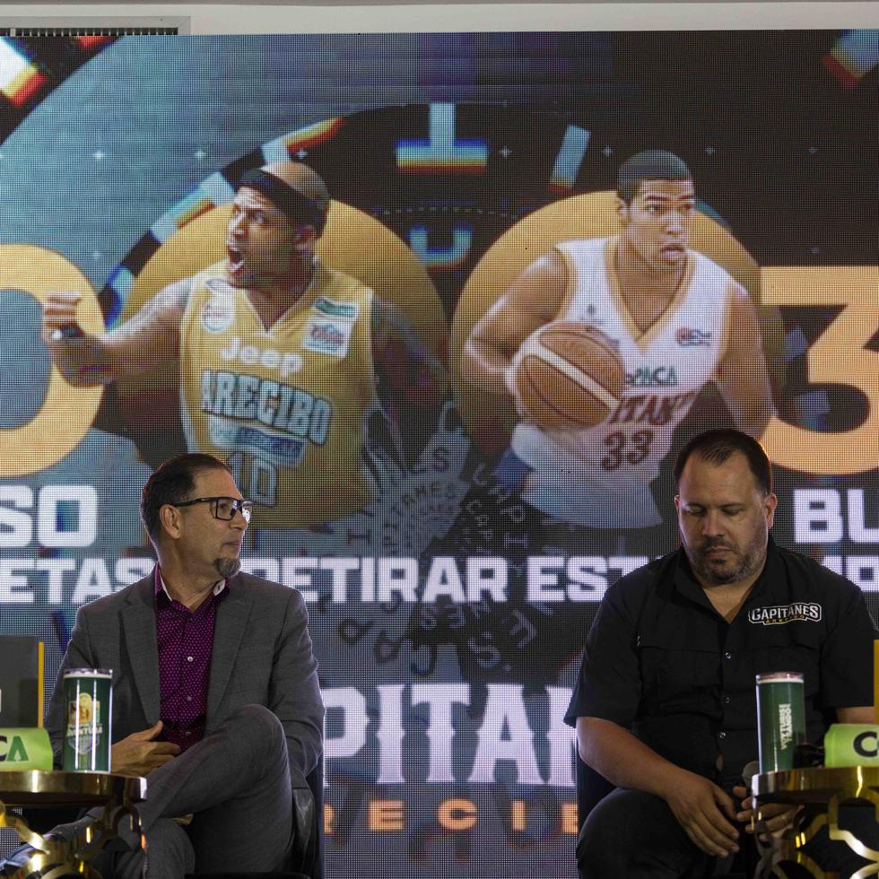 Ángel Edgardo García (izquierda) y Gaby Miranda anunciaron el retiro de los números de Larry Ayuso y Gaby Miranda en la conferencia de prensa del martes.