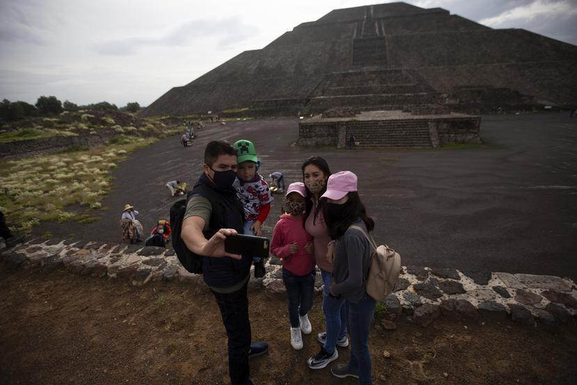 Visitantes se toman una selfie cerca de la Pirámide del Sol en Teotihuacán, México, el jueves 10 de septiembre de 2020, después de la reapertura de este sitio arqueológico tras un cierre de cinco meses a causa de la pandemia del coronavirus.