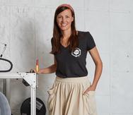 Samantha Snabes, cofundadora del re:3D, junto a uno de mos modelos de las impresoras Gigabot.