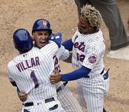 Javier Báez celebra con Jonathan Villar y su compatriota Francisco Lindor luego de anotar la carrera que le dio la victoria a los Mets de Nueva York en la novena ante Miami.