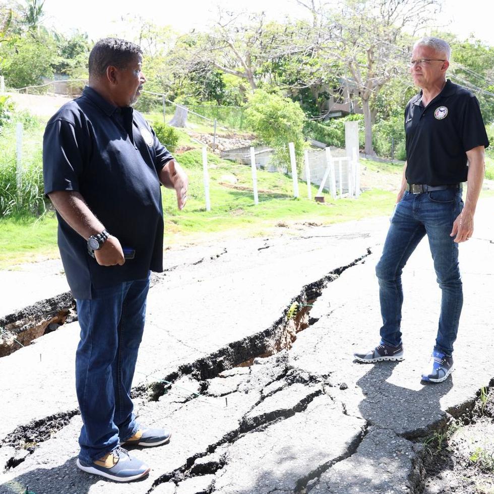 El comisionado de Manejo de Emergencias, Nino Correa, y el secretario de Seguridad Pública, Alexis Torres, atendieron recientemente el reporte de un deslizamiento de tierra en Guánica.