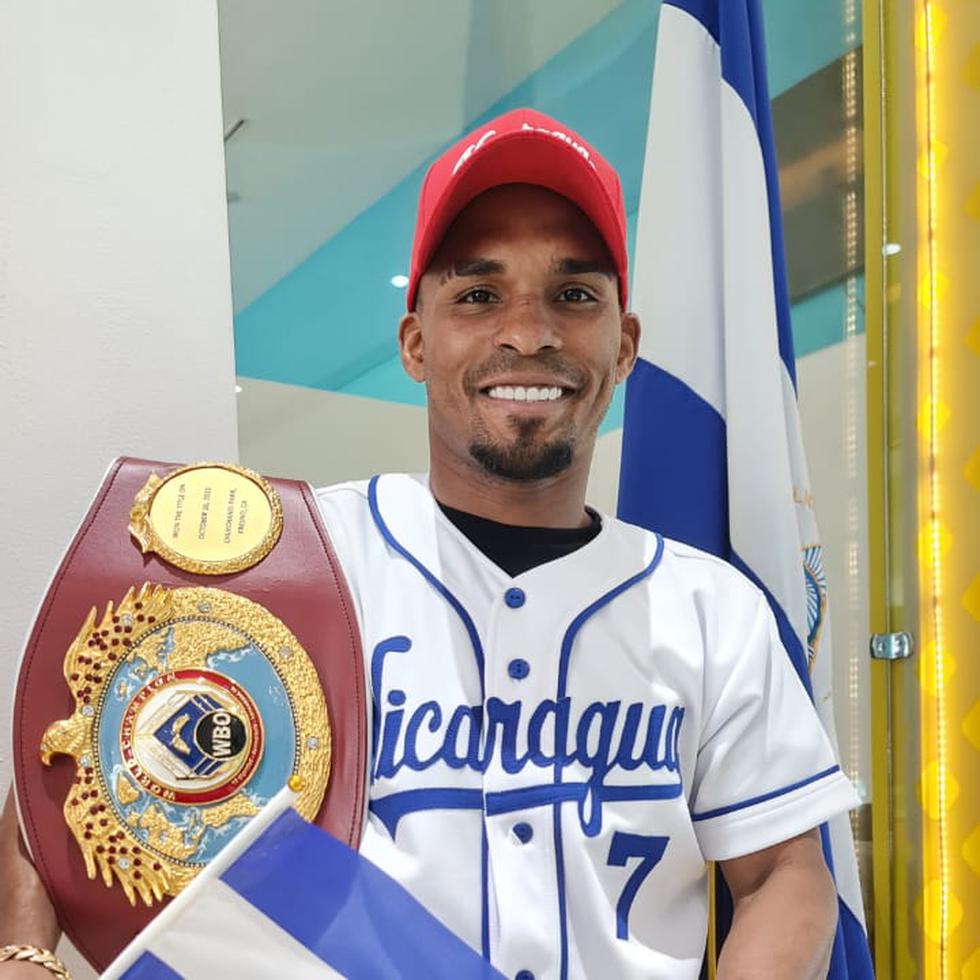 El campeón Jonathan "Bomba" González llegó a Nicaragua para el anuncio de su próxima defensa titular.