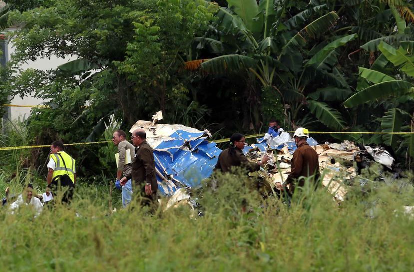 Policías y militares custodian los restos del avión Boeing-737 que se estrelló hoy, viernes 18 de mayo, poco después de despegar del aeropuerto José Martí de La Habana (Cuba).  (EFE)